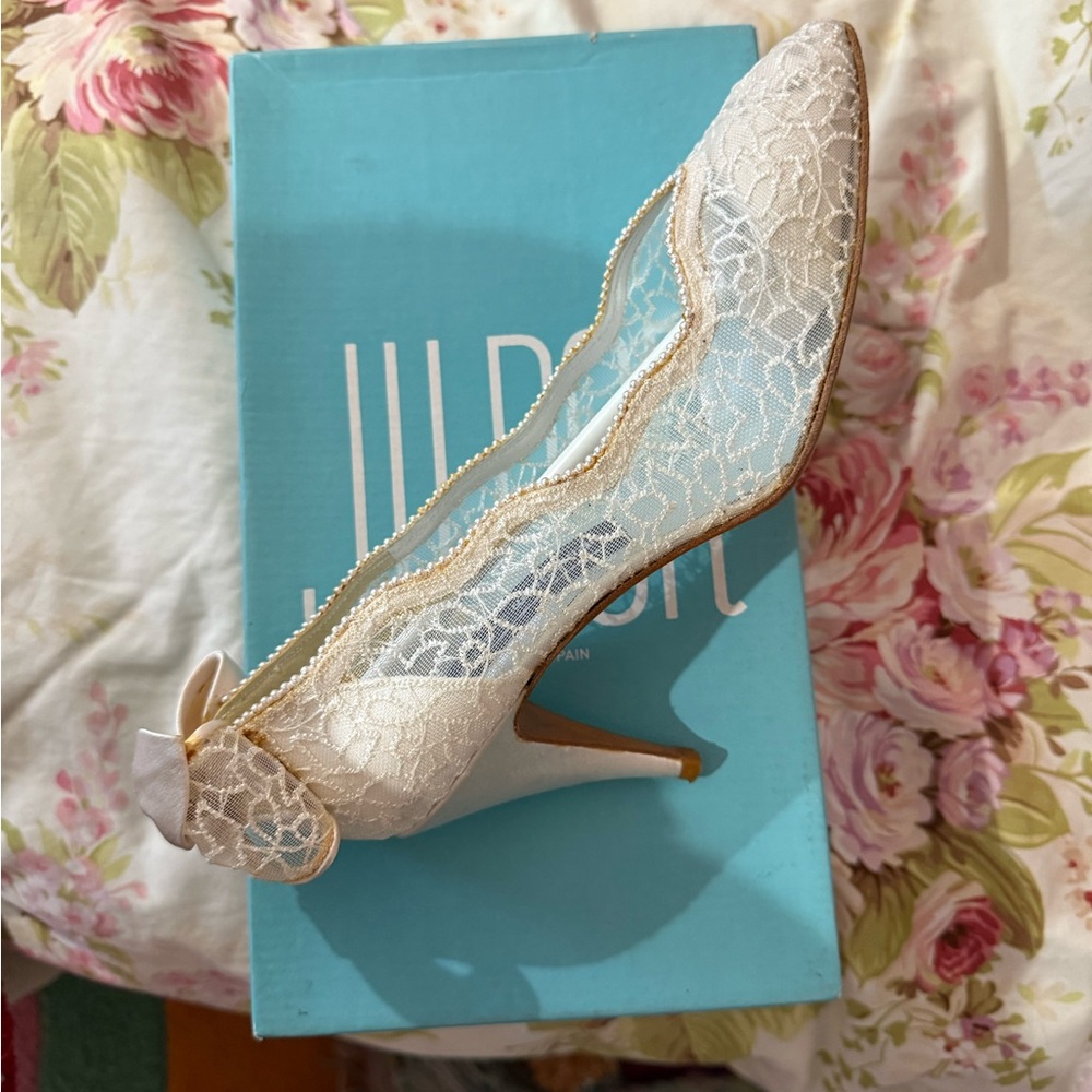 Jildor String of Jewels White Shoes - Size 8C